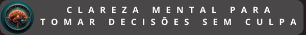 Banner horizontal de cor cinza escuro com texto em letras maiúsculas brancas: "CLAREZA MENTAL PARA TOMAR DECISÕES SEM CULPA". À esquerda, há um ícone circular com uma ilustração 3D de um cérebro humano sobre uma bússola ou mostrador tecnológico em tons de cobre e azul-petróleo. O banner tem cantos arredondados.